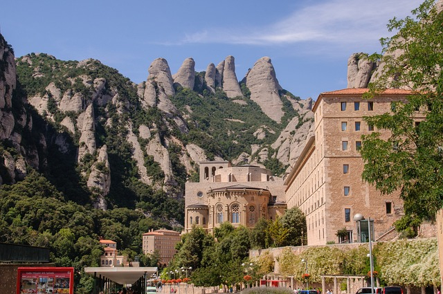 Santuarios, monasterios, Sagrada Familia: (Barcelona, Montserrat)