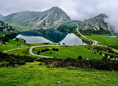 PICOS DE EUROPA Y RUTA DEL CARES: SENDERISMO POR ASTURIAS, COVADONGA Y CANGAS DE ONÍS